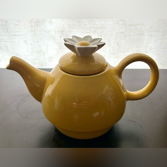 Yellow teapot with daisy lid. 4.75” - Picture 8 of 8